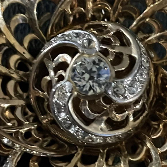 Vintage goldtone rose with rhinestone crystals brooch - Picture 2 of 5